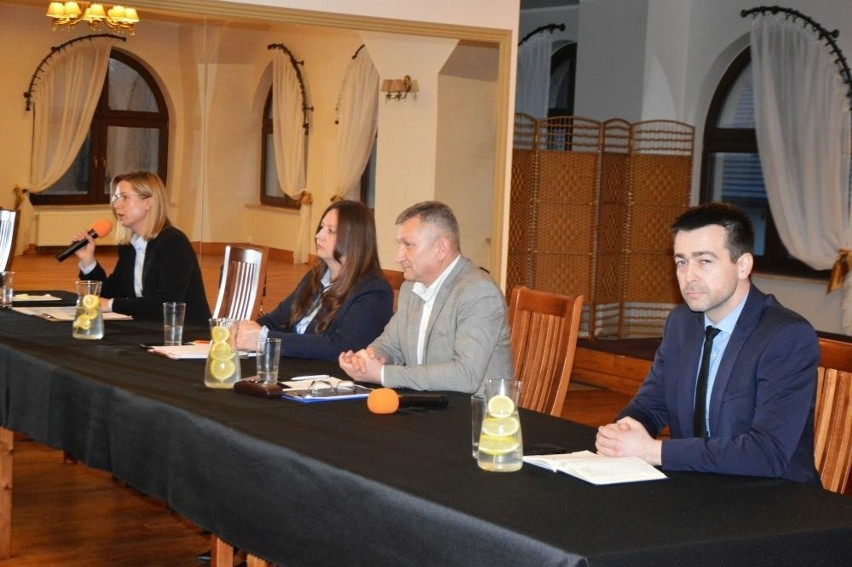 Debata kandydatów na burmistrza Suchedniowa w hotelu Stary Młyn. Zobacz zdjęcia i wideo