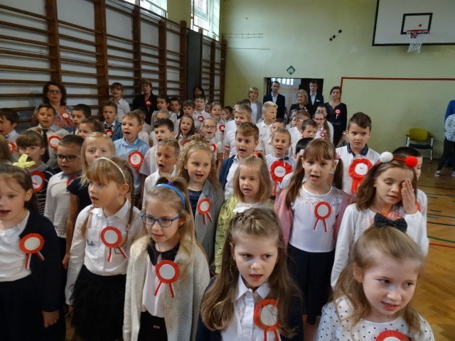 Uczniowie Szkoły Podstawowej numer 18 w Kielcach śpiewali Hymn Polski [ZDJĘCIA]