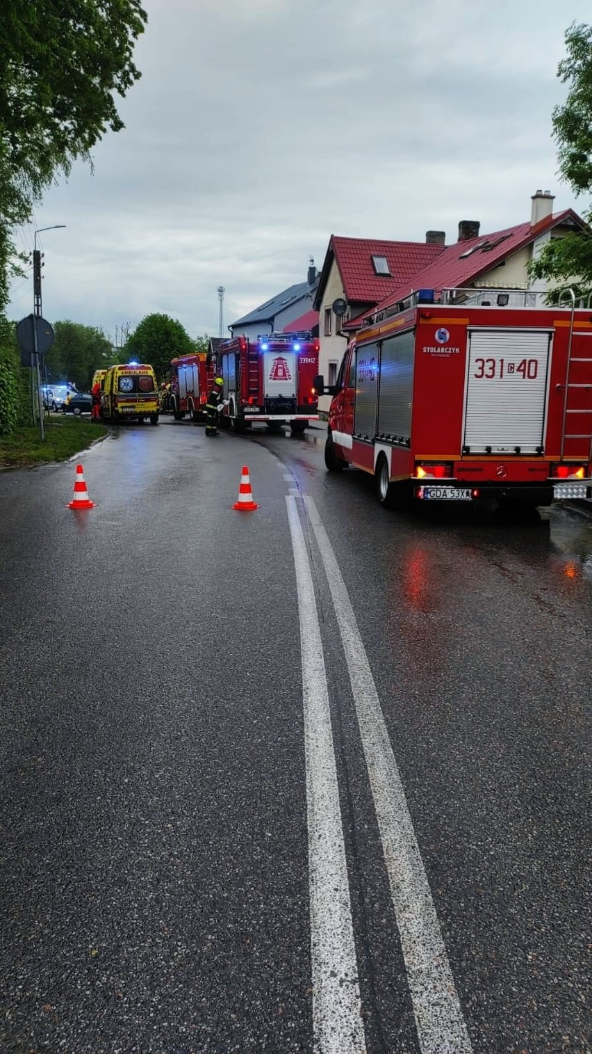 Sobowidz (powiat gdański): Czołowe zderzenie dwóch pojazdów osobowych. Dwie osoby poszkodowane. Utrudnienia w ruchu. 29.05.2022