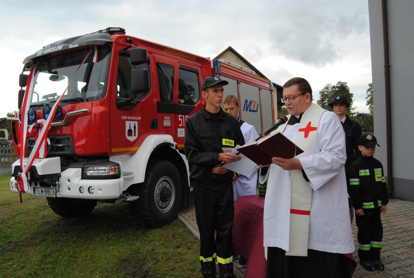 Nowy samochód Ochotniczej Straży Pożarnej w Kurzelowie. Ma na imię Renia. Wielka uroczystość przekazania. Zobaczcie zdjęcia i wideo