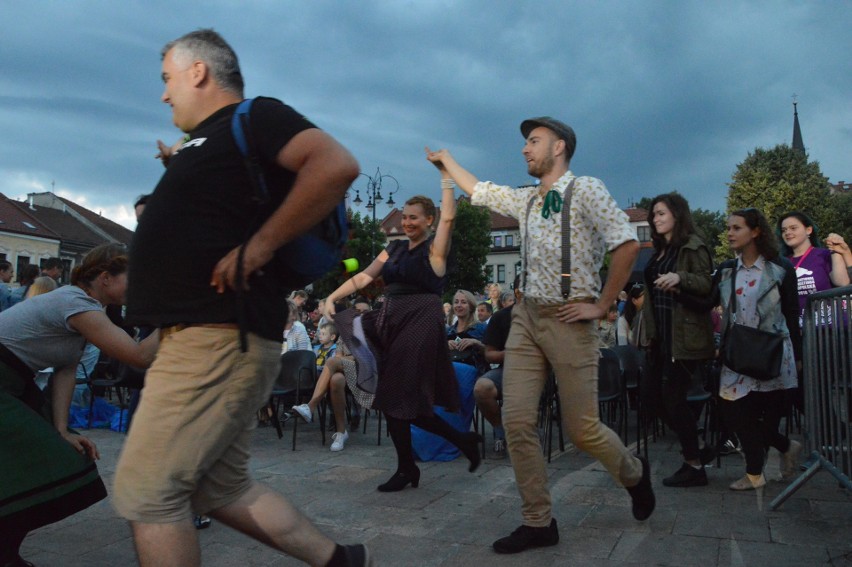 Myślenice. Publiczność wstała w krzeseł. Tak tańczono na Rynku!