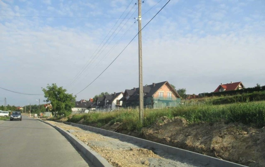 Nowe ścieżki pieszo-rowerowe są obecnie budowane w Bosutowie