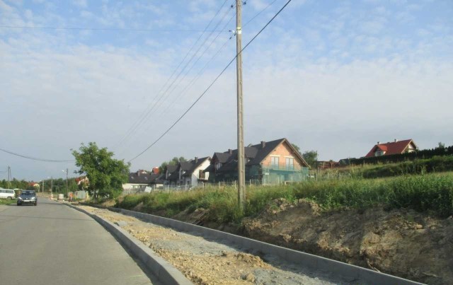 Nowe ścieżki pieszo-rowerowe są obecnie budowane w Bosutowie