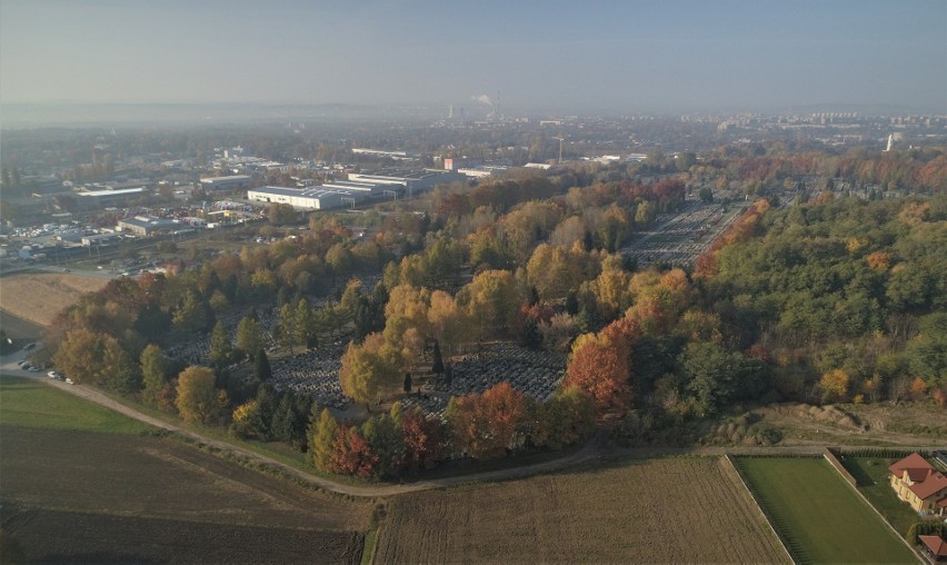 Kraków. Widok z góry na dwie największe nekropolie w mieście. Cmentarz Grębałów i Batowicki na ZDJĘCIACH Z LOTU PTAKA 31.10.2021