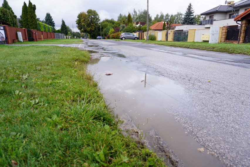 Raszyńska do przebudowy. Inwestycja będzie kosztować ponad 9,3 mln zł. Kiedy mieszkańcy Węglina Północnego pojadą drogą równą jak stół? 