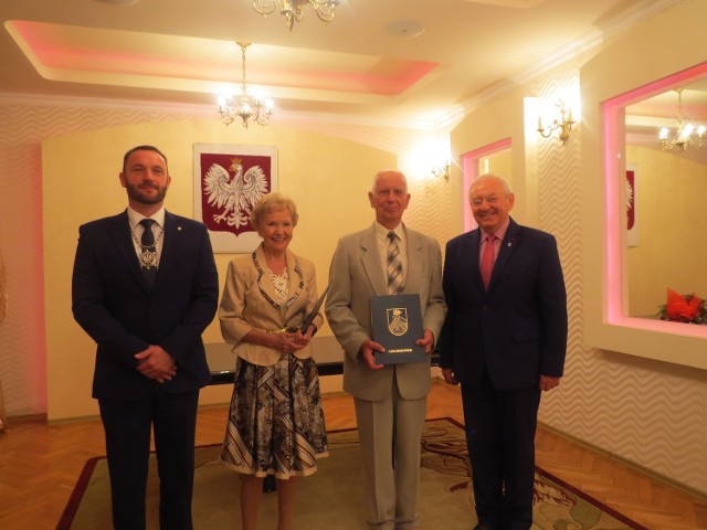 Nowi Honorowi Obywatele Ciechocinka: prof. dr hab.n.med. Irena Ponikowska-Adamczyk i prof. dr hab. Szymon Kubiak w towarzystwie Marcina Zajączkowskiego (z lewej), przewodniczącego rady miasta i burmistrza Leszka Dzierżewicz (z prawej).