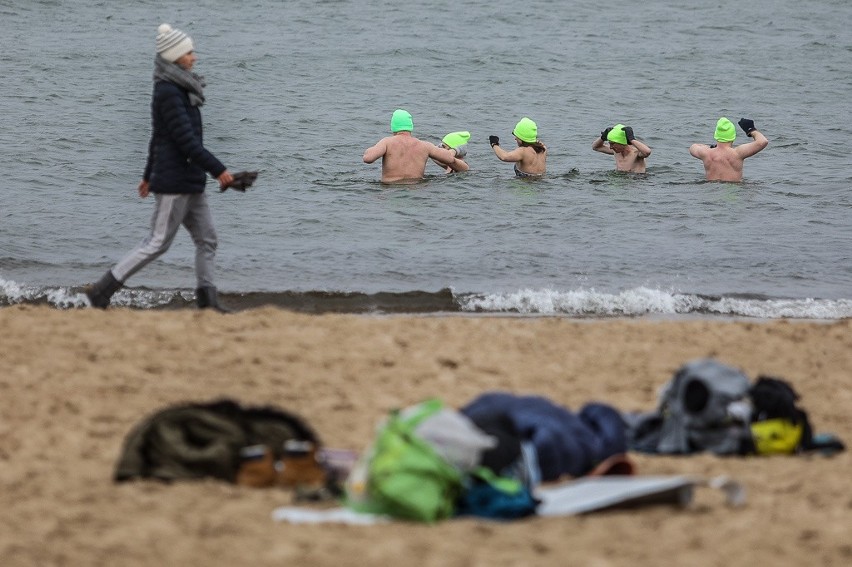 Jesienna niedziela po słonecznej sobocie. Tak było na plaży w Brzeźnie, spacerowiczów niewielu