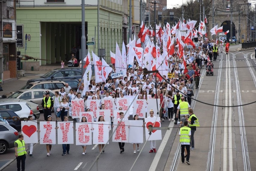 Marsz dla Życia "Piękni od poczęcia". Tysiące osób przeszło ulicami Szczecina [ZDJĘCIA, WIDEO]