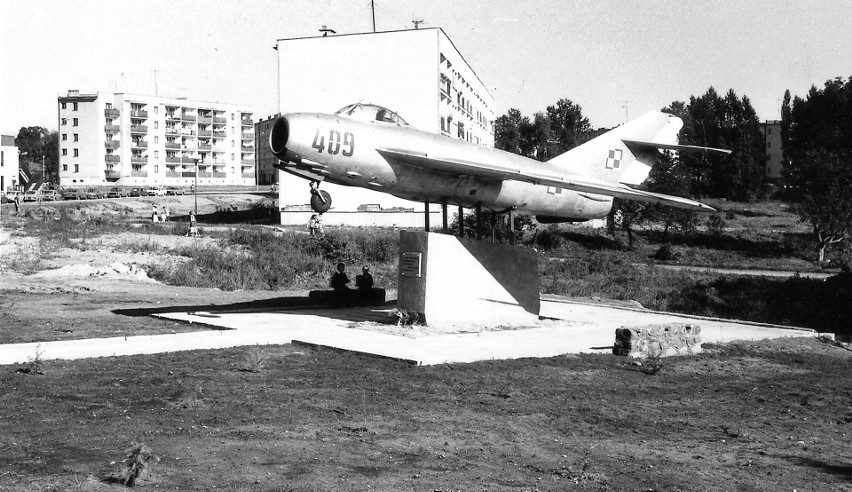 Zdjęcie pomnika samolotu z roku 1989. W tle nie ma jeszcze...