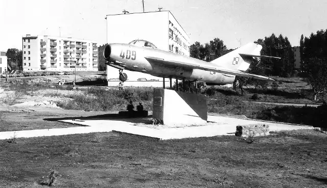 Zdjęcie pomnika samolotu z roku 1989. W tle nie ma jeszcze przychodni lekarskiej Medyk  