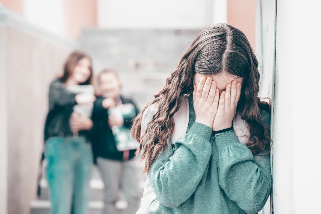 Kolejna ofiara przemocy wśród dzieci. 16-latka z Jaworzna została brutalnie pobita przez grupę rówieśników. Zdjęcie ilustracyjne