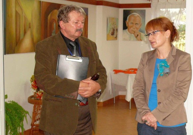 Wystawę prac Agnieszki Pąk otworzył dyrektor DPS Jan Gorczyca.