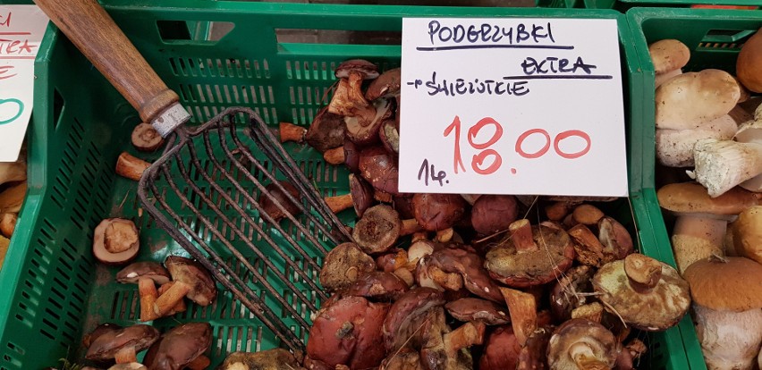 Ceny grzybów na targowisku na placu Miarki w Katowicach 24...
