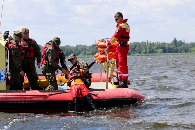 Terytorialsi razem ze szczecińskim WOPR na patrolach wodnych w Szczecinie.