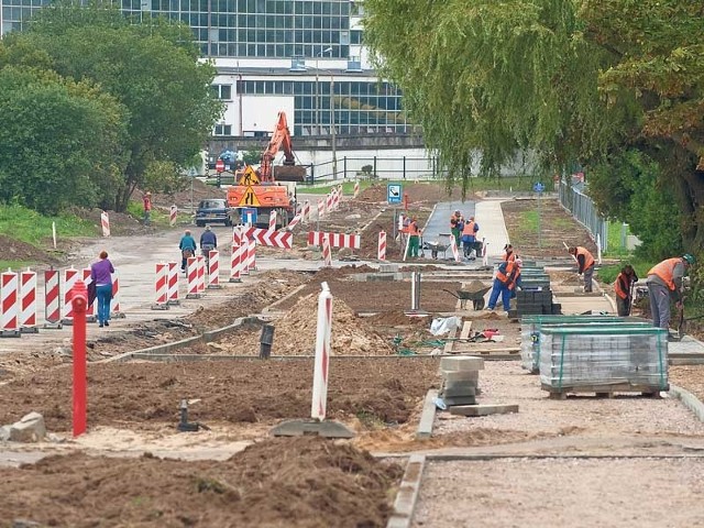 Na ul. Słowiańskiej trwają prace przy budowie chodnika, montowane są lampy, powstaje ścieżka rowerowa.