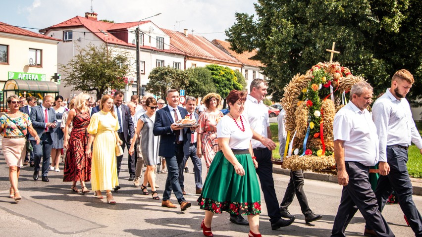 "Smaki naszych dziadków", czyli w niedzielę odbyły się dożynki w Staszowie. Kolorowy korowód przeszedł przez miasto