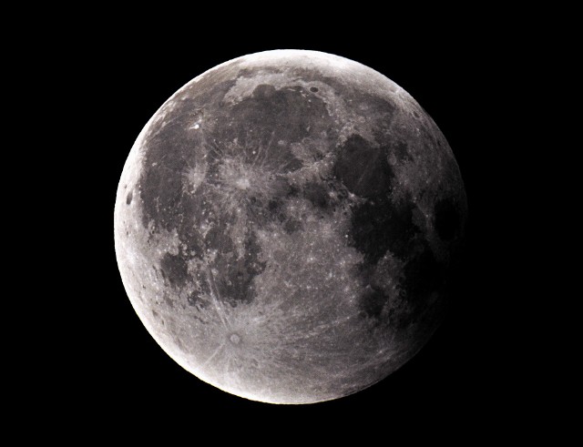 Częściowe zaćmienie Księżyca - będziemy z nim mieli do czynienia w najbliższą sobotę (28 października)