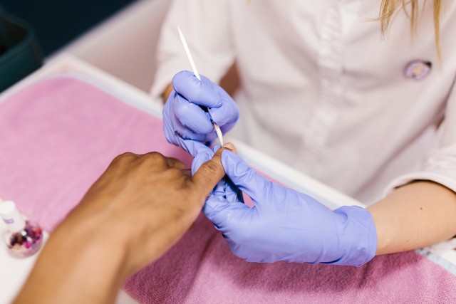 Masz zniszczone paznokcie? Manicure biologiczny pomoże twoim pazurkom się zregenerować. To idealna kuracja dla tych pań, które od dłuższego czasu przedłużają paznokcie i stosują hybrydę.