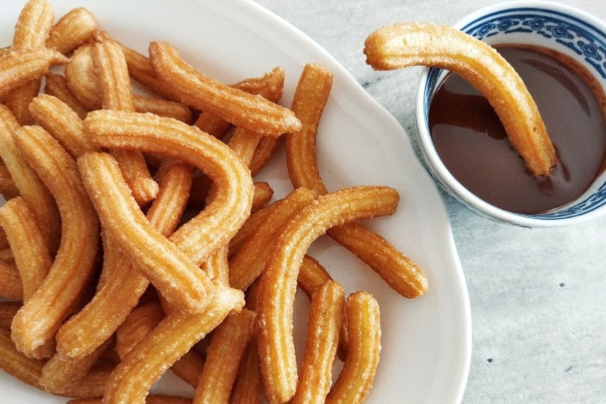 Hiszpanie w czasie karnawału zajadą się churros.