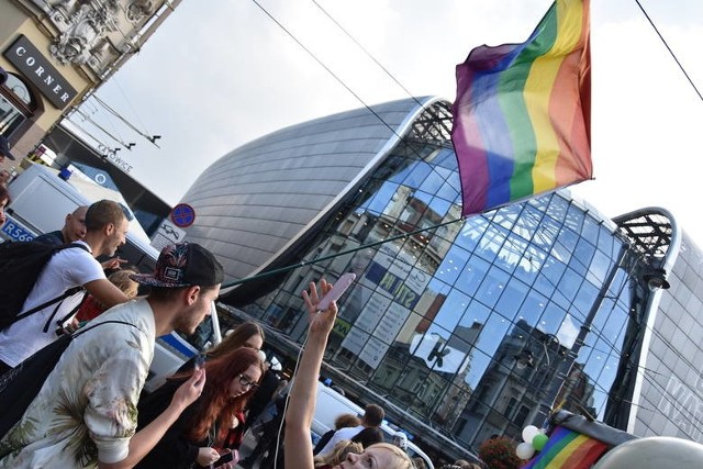 Polacy za aborcją na żądanie i przeciw adopcji dzieci przez pary homoseksualne