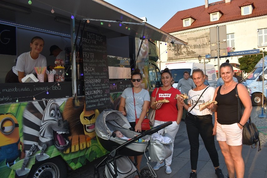 Trwa Festiwal Food Trucków i Piw Rzemieślniczych w Oświęcimiu, czyli wielka kulinarna fiesta dla smakoszy na Rynku [ZDJĘCIA]