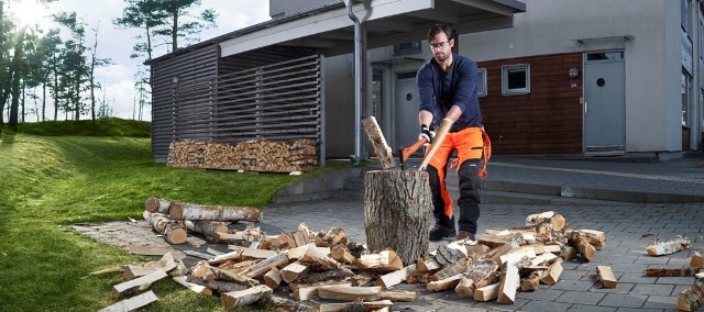 Przygotowywanie drewna na opałPrzed przystąpieniem do cięcia drewna na opał, warto zadbać o odpowiednie narzędzie, wygodny i bezpieczny strój. Przyda się też wiedza o tym, jaki rodzaj drewna będzie odpowiedni do kominka lub kotła na paliwo stałe.