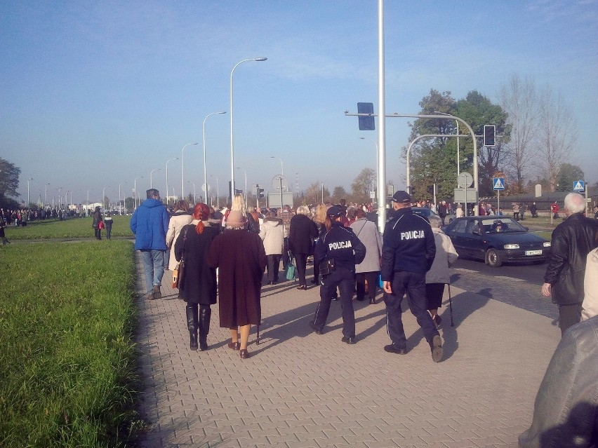 Wrocław: Tłumy w komunikacji miejskiej. Ludzie nie mieszczą się do autobusów jadących na Bardzką
