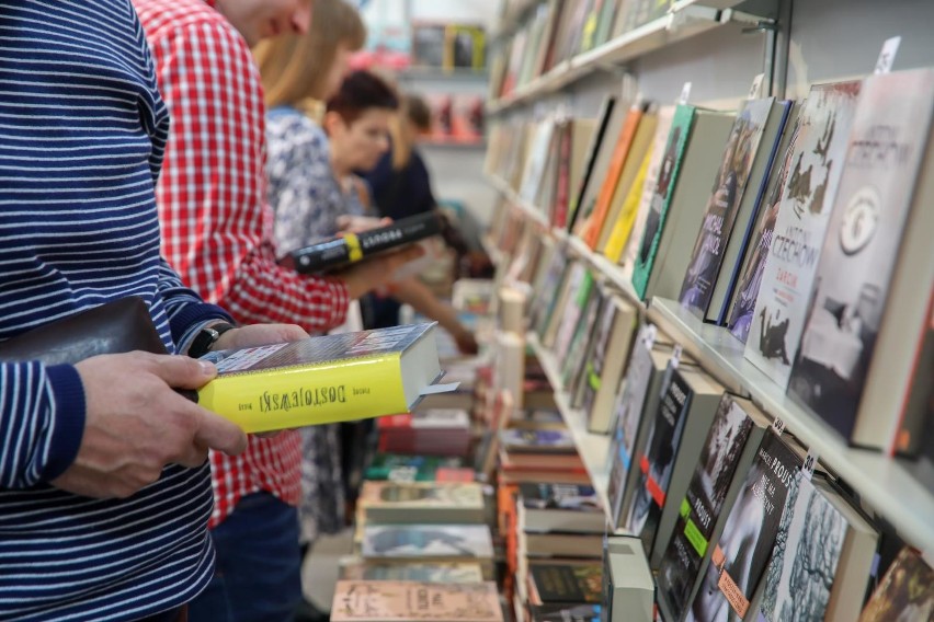 Targi Ciekawej Książki 2019 w Łodzi od najbliższego piątku. Program i goście targów księgarskich. Targi Ciekawej Książki 22-24.11