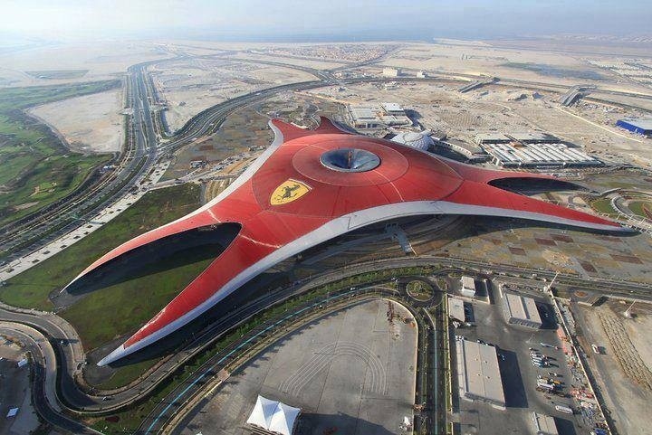 Ferrari World w Abu Dhabi.