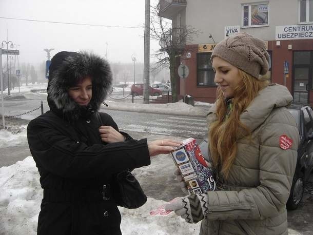 Na ulicach Łap kwestowało 25 wolontariuszy, między innymi, Paulina Wyszyńska.