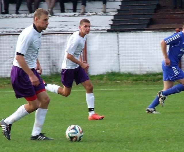 Bartłomiej Chrapkiewicz (z piłką) po półrocznej przerwie znowu zagra w barwach kęckiego Hejnału.