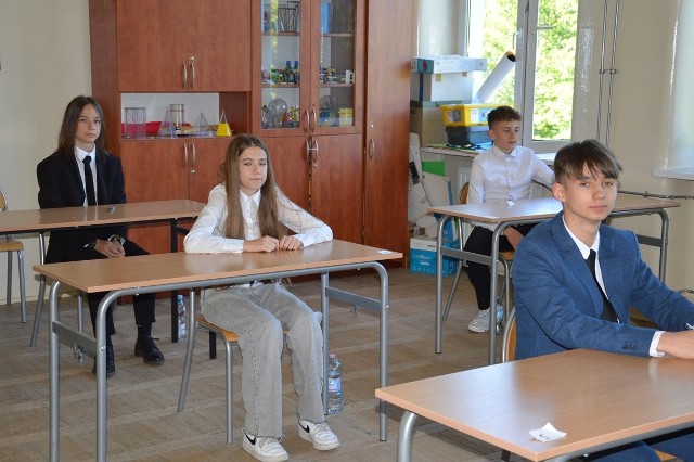 Przygotowania do egzaminu ósmoklasisty z języka angielskiego w Szkole Podstawowej numer 2 w Stalowej Woli. Zobacz uczniów na kolejnych slajdach