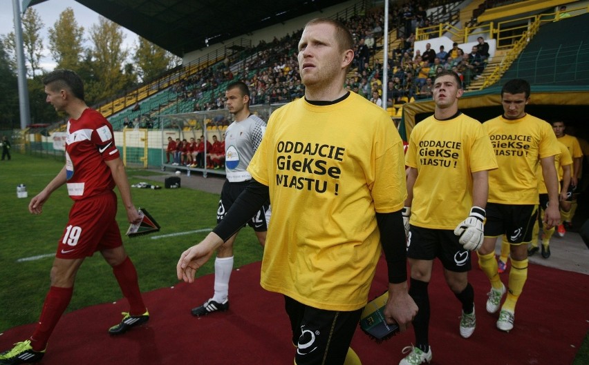 Szokujące koszulki piłkarzy GKS Katowice na meczu z GKS Tychy