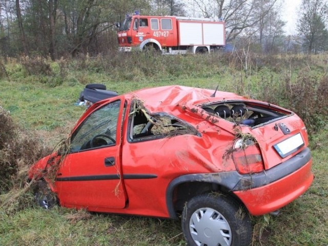 W pobliżu miejscowości Roszki-Chrzczony kobieta za kierownicą z dzieckiem przeszły dachowanie