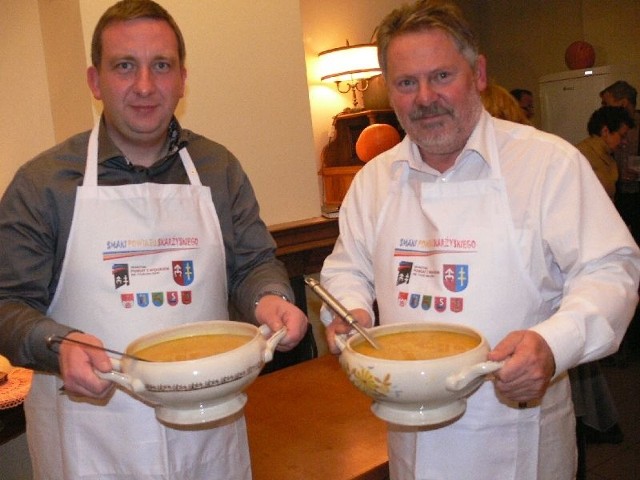 Starosta Michał Jędrys i wójt Łącznej Romuald Kowaliński przygotowali pyszną zupę z dyni.