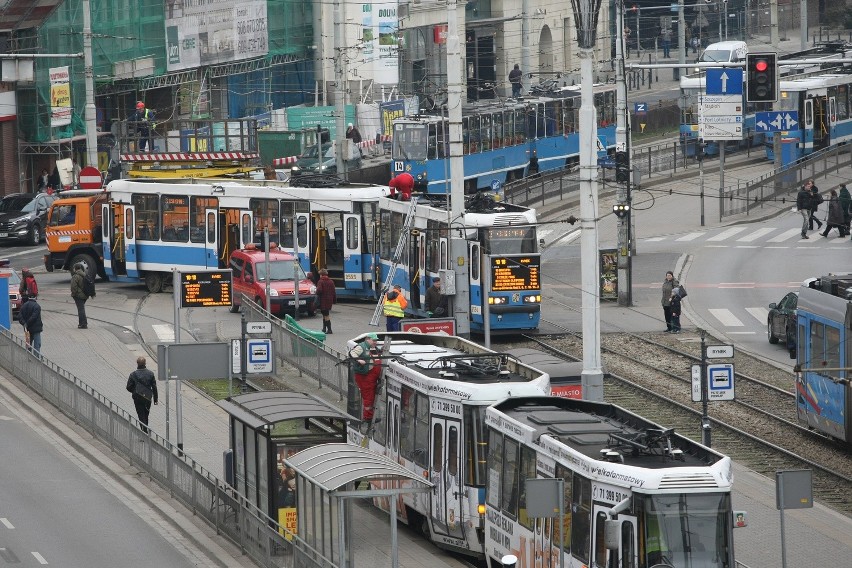 Tramwaj zablokował ul. Kazimierza Wielkiego. Wprowadzono objazdy