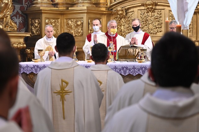 Kapłani z diecezji kieleckiej w Wielki Czwartek uczestniczyli w Mszy Krzyżma w Bazylice Katedralnej w Kielcach. Przewodniczył jej biskup ordynariusz Jan Piotrowski, razem z nim koncelebrowali ją biskupi pomocniczy Marian Florczyk i Andrzej Kaleta.