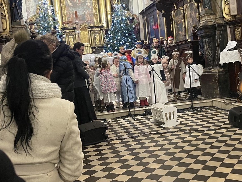 Orszak Trzech Króli w Działoszycach. Były występy dzieci i śpiew kolęd. Zobacz zdjęcia