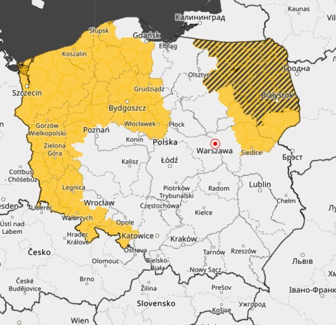 Obszar zaznaczony na żółto zagrożony jest burzami i silnymi...