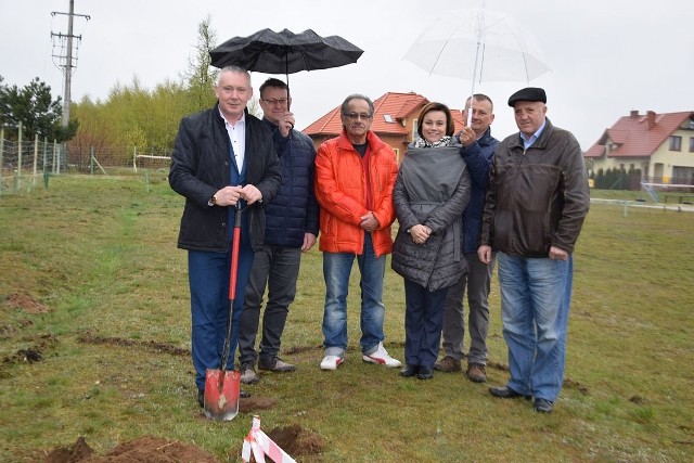 Pierwsze wbicie łopaty pod budowę ośrodka zdrowia w Gowarczowie. Na zdjęciu: wójt Stanisław Pacocha, doktor Jan Marcin Prasał, inspektor nadzoru Marek Kądziela, wicewójt Marzena Dziewit, kierownik robót Wojciech Banasik i właściciel firmy budowlanej Jan Szymański