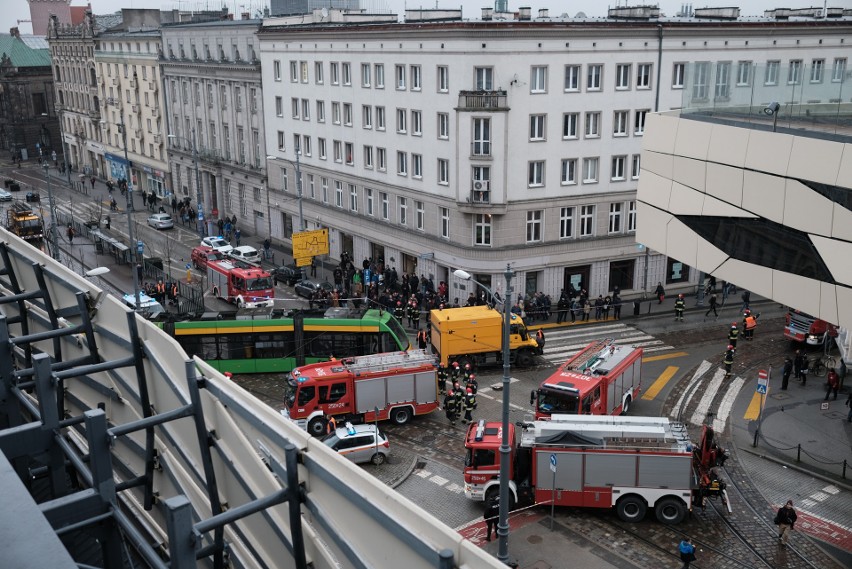 Marcinkowskiego: Groźny wypadek w centrum. Tramwaj wbił się...