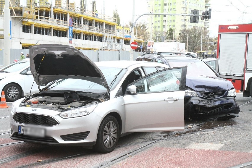 Drogowy armageddon przy Wroclavii. Wypadek, potrącenie pieszej i korki, bo nie działa sygnalizacja [ZDJĘCIA]