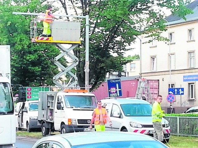 U zbiegu ulic Armii Krajowej i Długiej trwały prace przy montażu systemu kamer.