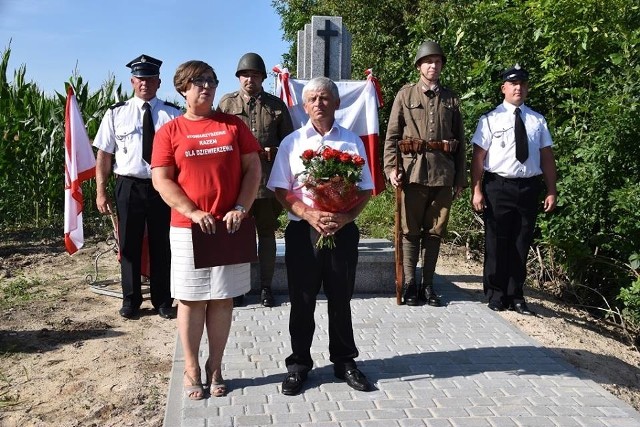 Staraniem Stowarzyszenia „Razem dla Dziewierzewa” w miejscu ich kaźni w Górkach Dąbskich odsłonięty został pomnik upamiętniający ofiary mordu. 300 Plus - wszystko, co musisz wiedzieć o programie.