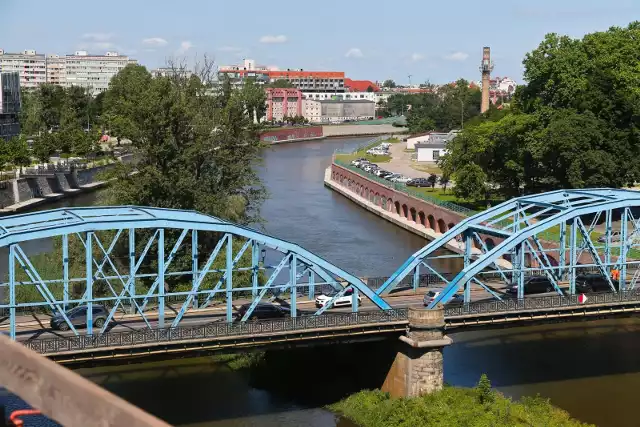 Most Sikorskiego doczeka się remontu. Zarząd Dróg i Utrzymania Miasta rozstrzygnął przetarg na zaprojektowanie, co potrwa rok. Przeprawa nad Odrą zmieni się nie tylko wizualnie, ale też ma zostać poprawiony jej stan techniczny. 