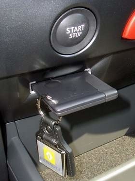Z kartą „Hands Free” najczęściej powiązany jest system uruchamiania auta przyciskiem start/stop. Nie ma więc stacyjki do której wkłada się kluczyk, w bardziej rozbudowanych wersjach nie trzeba nawet wkładać karty-kluczyka do specjalnego czytnika.