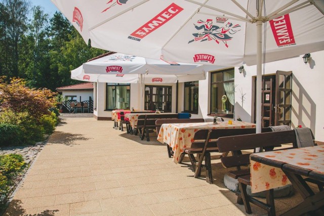 Po miesiącach zamknięcia restauracje mogą juz przyjmować gości, na początku tylko na zewnątrz, ale już to cieszy. Już od soboty 15 maja będzie można usiąść w restauracyjnym ogródku i zjeść obiad, czy lody, albo napić się kawy czy piwa. Na ten dzień czekali klienci i właściciele lokali. Ci ostatni już szykują się na przyjęcie gości. Otwierają się lokale w miastach,a le także te przy krajowej "siódemce" bardzo popularne wśród kierowców. Sprawdziliśmy, gdzie będzie można zjeść.  >