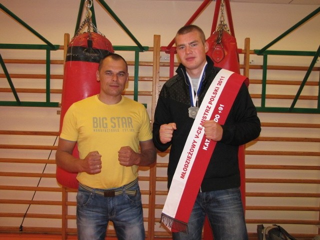 Mateusz Figiel (z prawej) odniósł jeden z największych sukcesów ostatnich lat w ostrowskim boksie. Obok jego trener Waldemar Pecura.