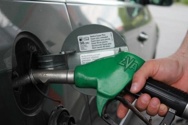 Ceny paliw - benzyna i olej napędowy tanieją, drożeje LPG