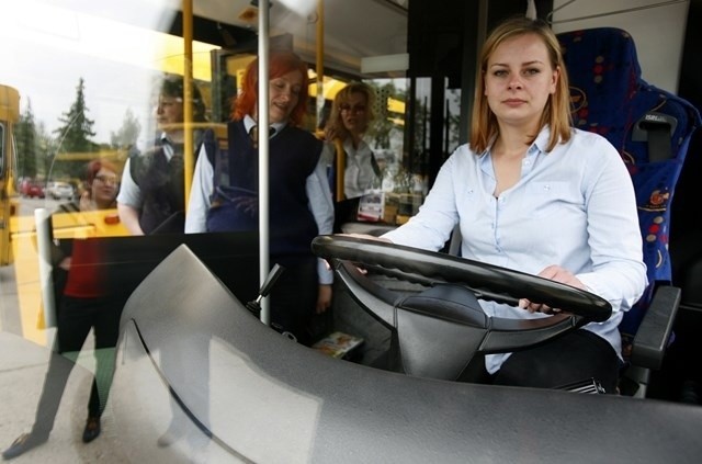 Kobieta za kierownicą autobusu